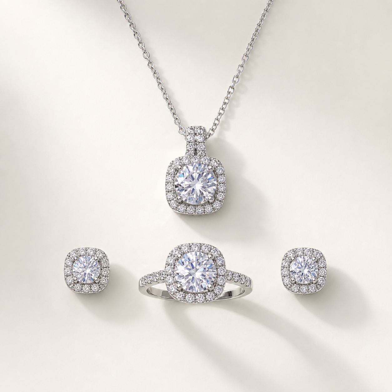Clair Halo Schmuckset auf hellem Studiohintergrund