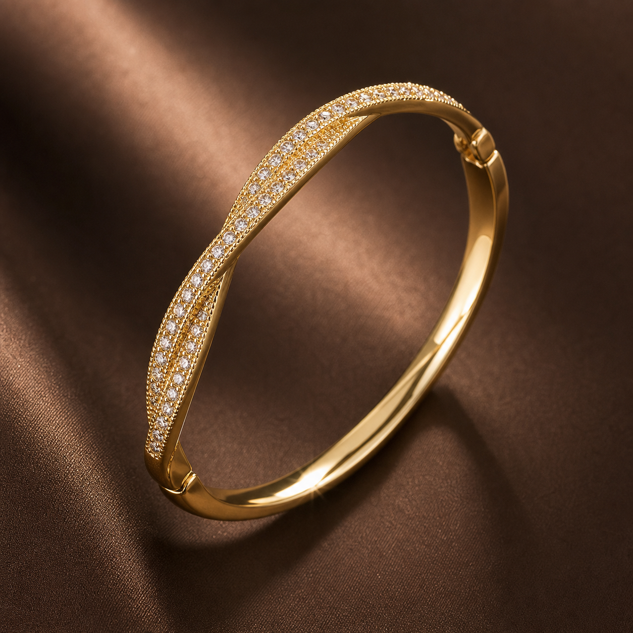 Goldfarbener Élan Twist Armreif im warmen Abendlicht