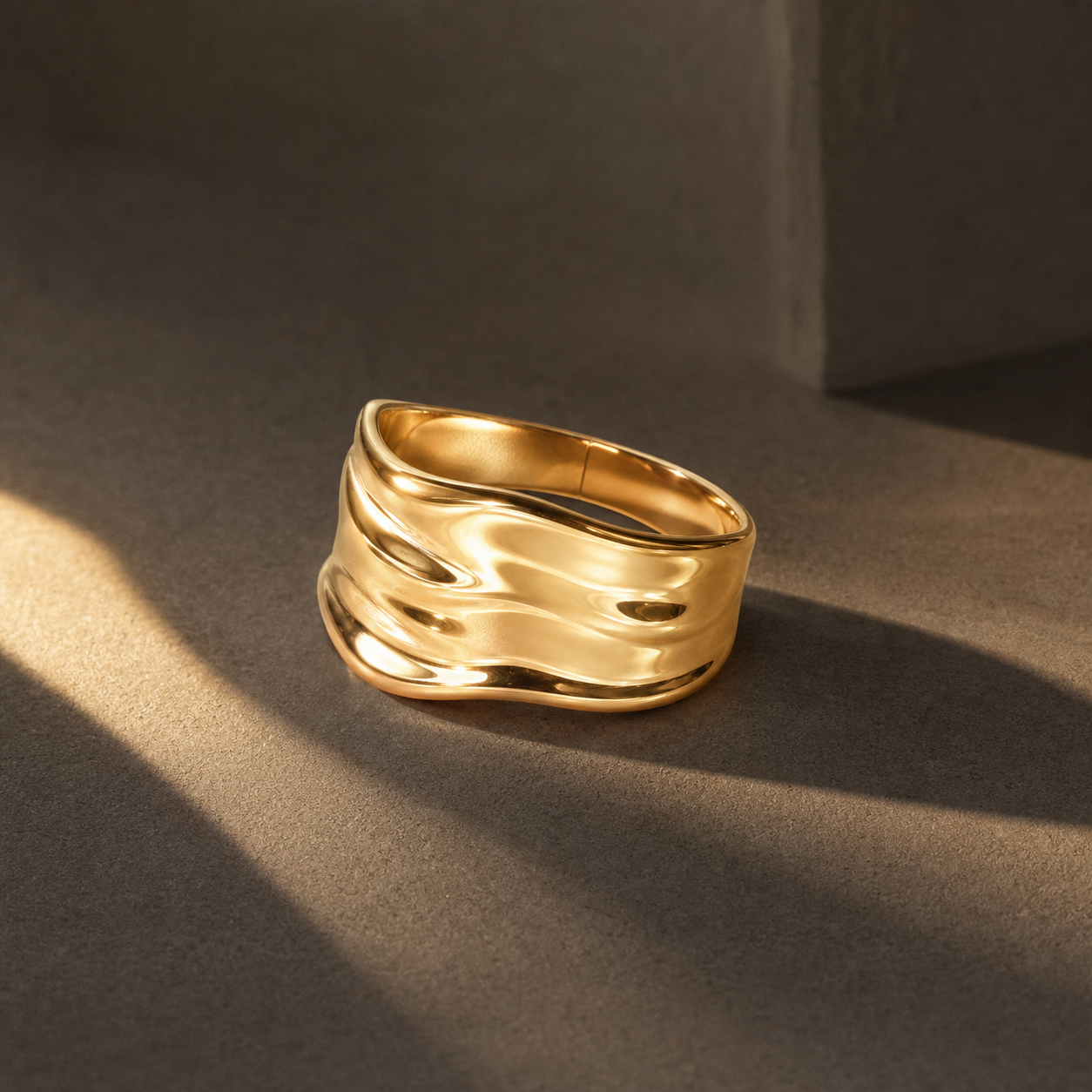 Onde Sculptural Ring im architektonischen Licht