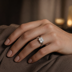 Éclat Quatre Ring natürlich an einer Hand getragen