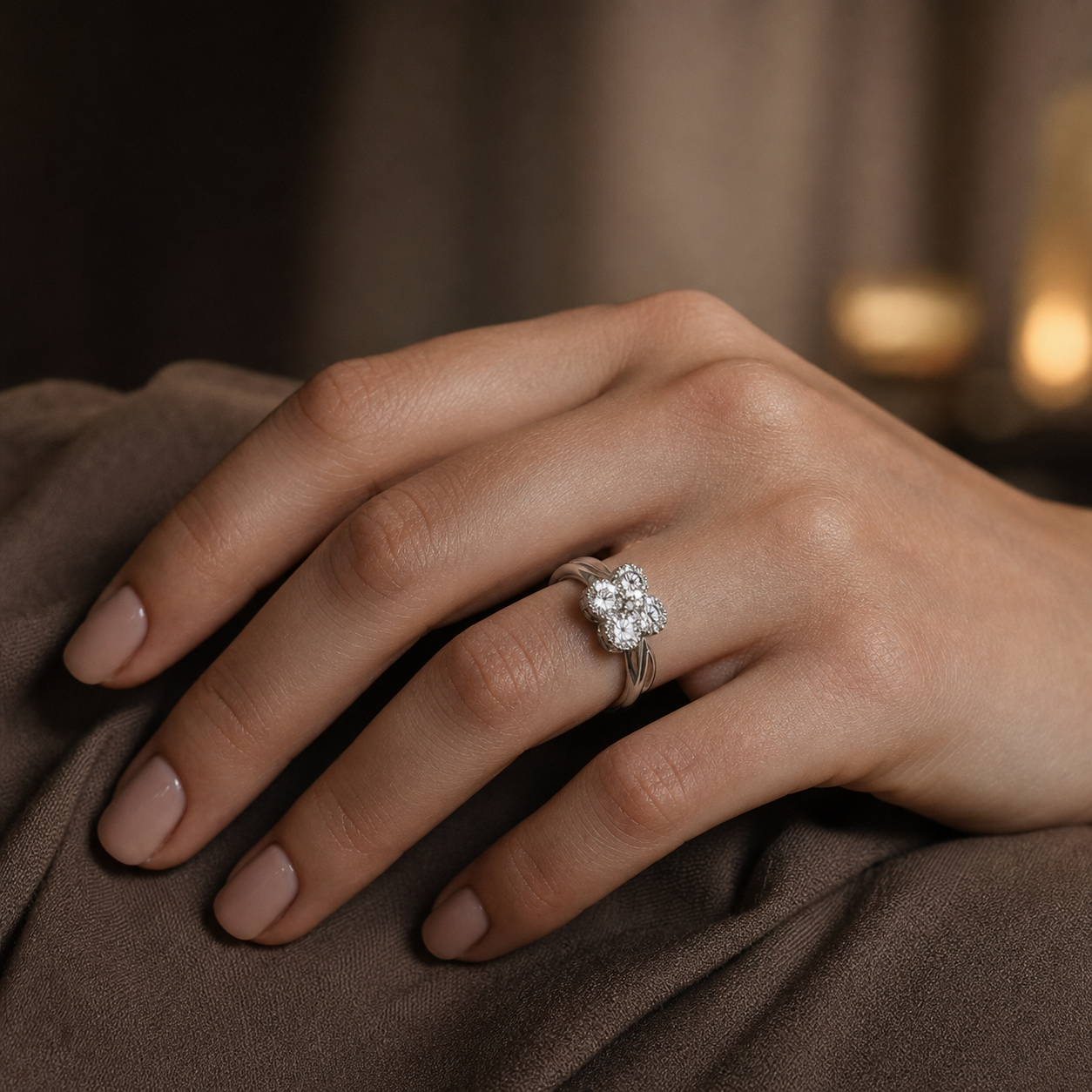 Éclat Quatre Ring natürlich an einer Hand getragen