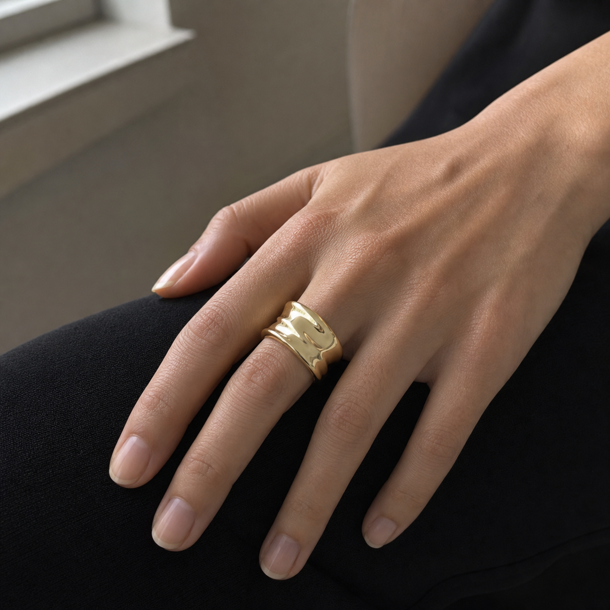 Onde Sculptural Ring natürlich an einer Hand getragen