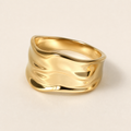 Onde Sculptural Ring auf einheitlichem elfenbeinfarbenem Studiohintergrund