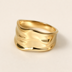 Onde Sculptural Ring auf einheitlichem elfenbeinfarbenem Studiohintergrund