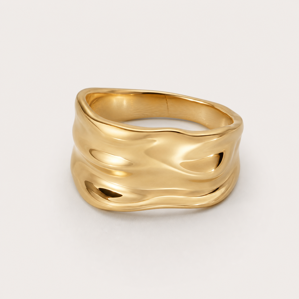 Vollständige Produktansicht des Onde Sculptural Rings