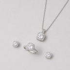 Vollständiger vierteiliger Lieferumfang des Clair Halo Schmucksets