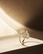 Vertikales Premium-Werbemotiv des Cœur & Pique Open Rings