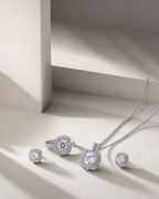 Vertikales Werbemotiv des Clair Halo Schmucksets