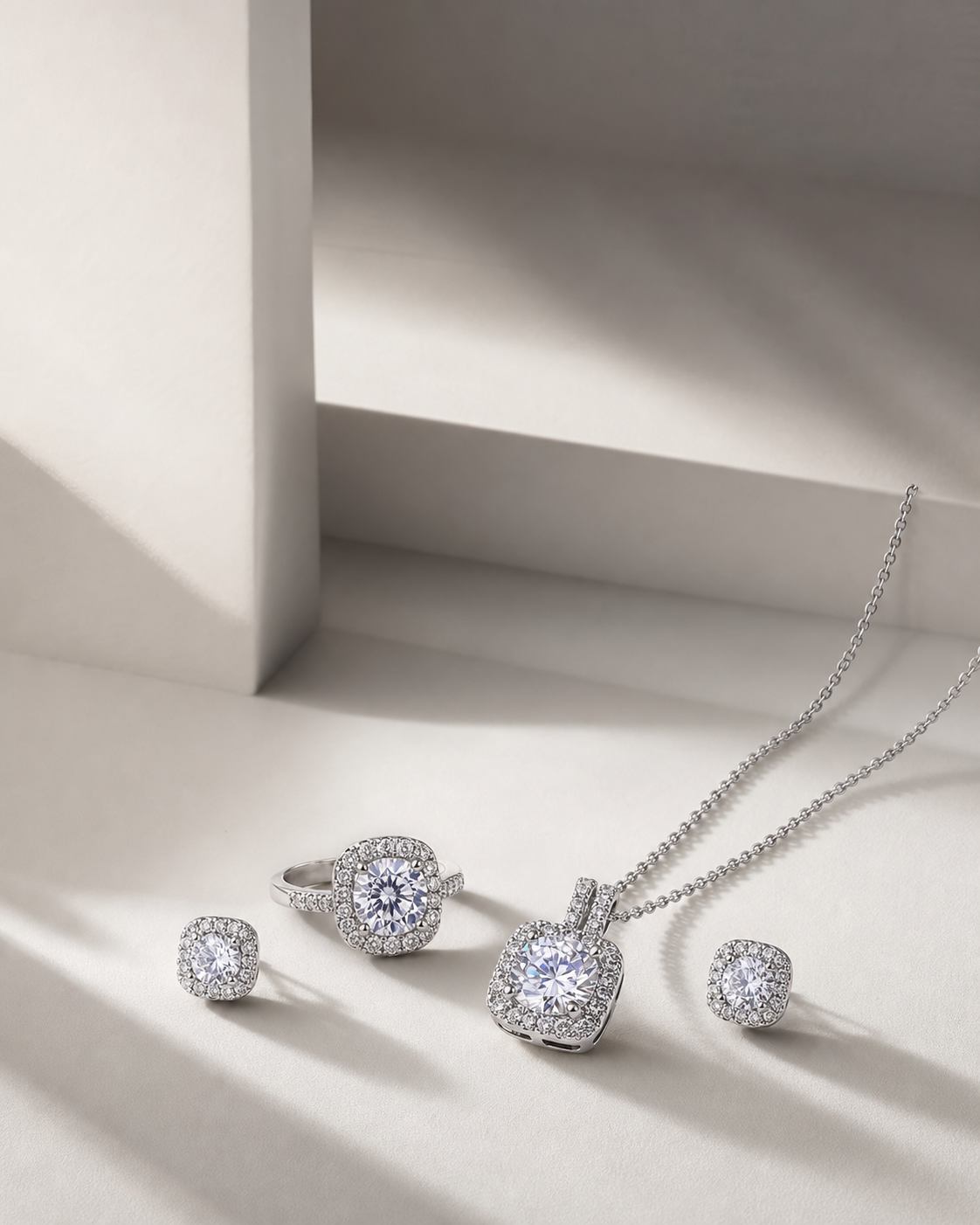 Vertikales Werbemotiv des Clair Halo Schmucksets