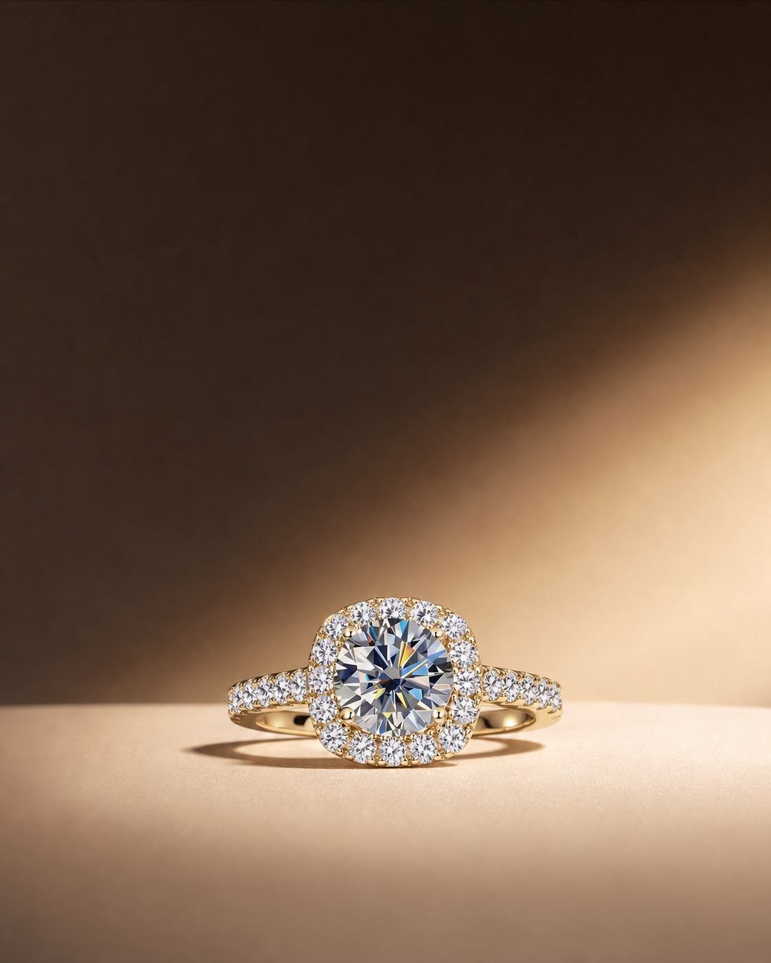 Vertikales Werbemotiv des Solène Halo Rings