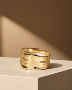 Vertikales Werbemotiv des Onde Sculptural Rings