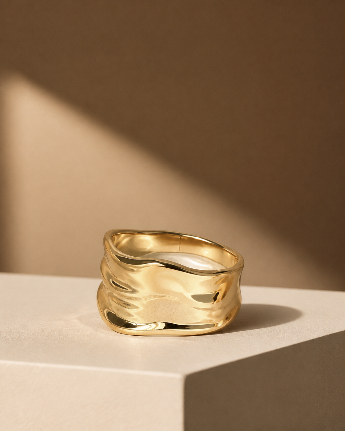 Vertikales Werbemotiv des Onde Sculptural Rings