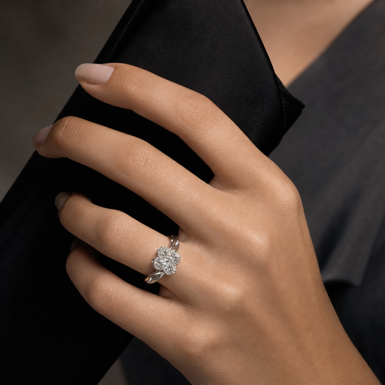 Éclat Quatre Ring als eleganter Akzent zu einem schwarzen Abendaccessoire