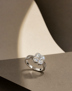 Éclat Quatre Ring im vertikalen Premium-Werbemotiv mit Freiraum